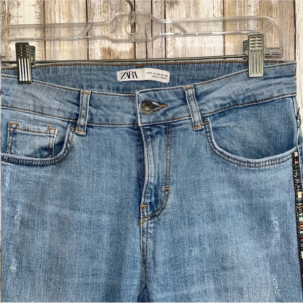 Zara Light Wash Side Embelished Fray Ankle Jeans Distressed Women’s 6 - Picture 5 of 8